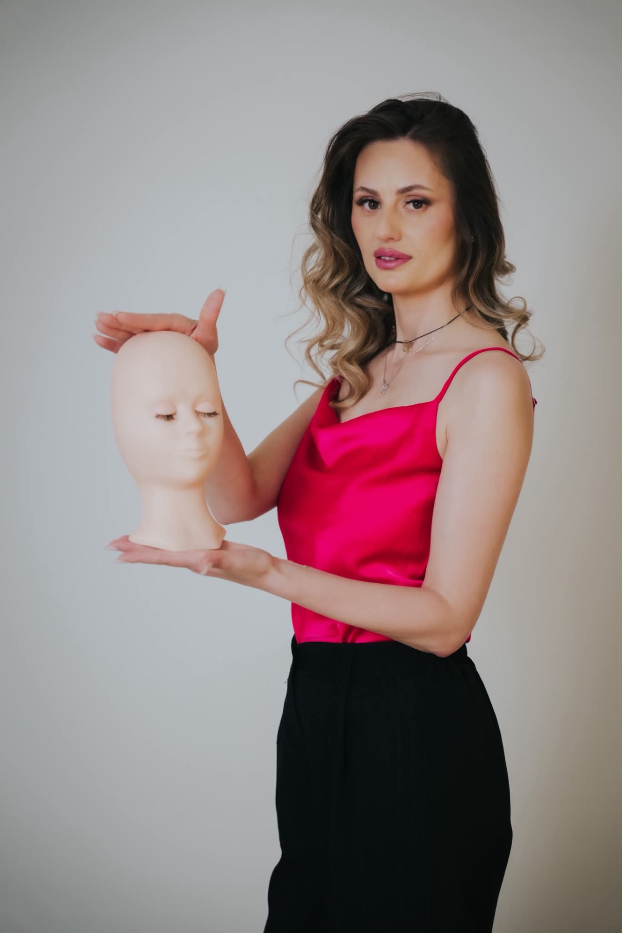 Practică pe manechin la cursul de extensii gene